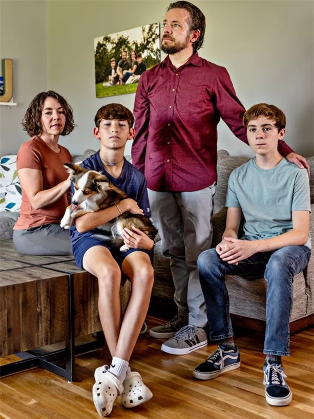 Gia đình Donna và Vanner Johnson cùng 2 con trai là Vanner Jr. (phải) và Tim (trái).