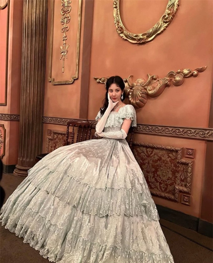 Seohyun được khen là xinh như công chúa trong tạo hình tiểu thư Hee Shin ở hậu trường cảnh khiêu vũ