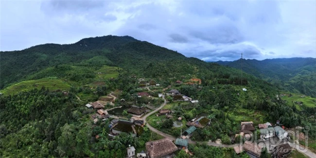 Vẻ đẹp đậm nét nguyên sơ, mộc mạc của nhữngmái nhà lá cọ đã có rêu xanh, cùng với nét văn hóa bản địa của cộng đồng người Dao, thônXà Phìn là điểm đến hấp dẫn đối với những người ưa khám phá trên hành trình chinh phục mảnh đất nơi địa đầu cực Bắc của Tổ quốc.