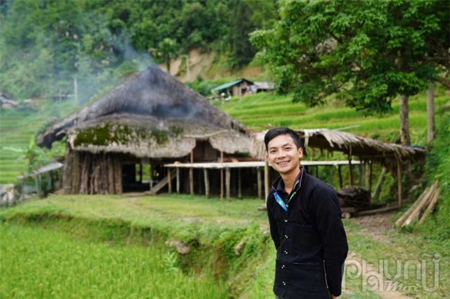 Theo anh Tương Văn Thành, chàng trai trẻ người Dao làm du lịch đầu tiên ở xã Xà Phìn cho biết:Sở dĩ những mái cọ nơi đây được phủ rêu bởi đặc thù địa hình núi cao, sương mù bao phủ, độ ẩm và mát mẻ quanh năm, mỗi tháng có tới trên dưới 20 ngày mưa nên tạo điều kiện rất thuận lợi để rêu tồn tại và phát triển.