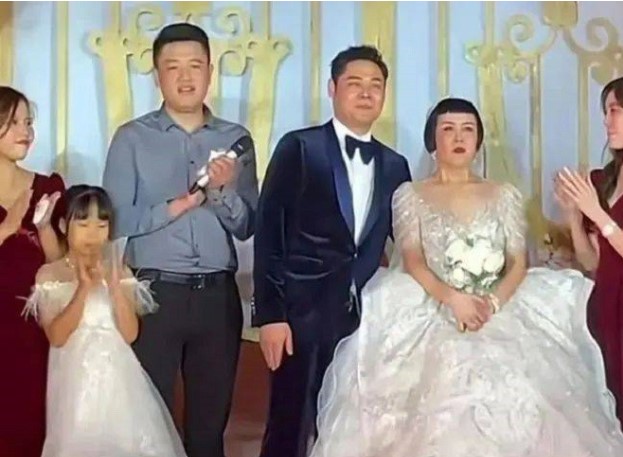 Bất chấp cưới vợ hơn 16 tuổi, anh chàng thành bố dượng của 3 đứa trẻ ở tuổi 18