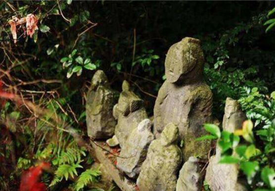 Hàng ngàn bức tượng bí ẩn xuất hiện trên ngọn núi, được xem là “người lính cõi âm”
