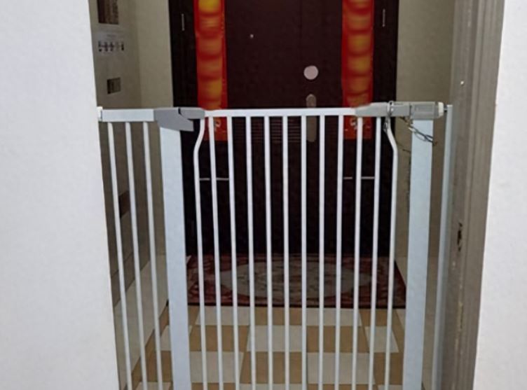 Hàng xóm dựng hàng rào vô lý chia đôi lối thang máy chung cư, người phụ nữ phá đổ nhận về bài học đắt giá