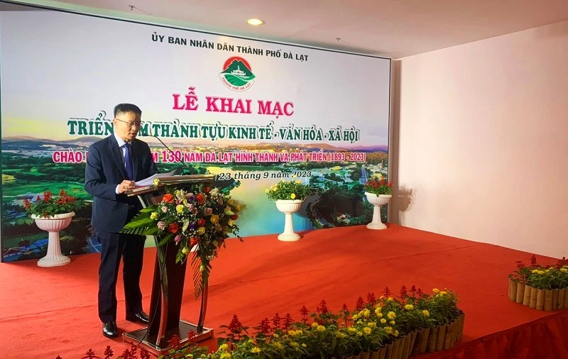 Ông Đặng Quang Tú – Chủ tịch UBND TP Đà Lạt, phát biểu khai mạc triển lãm.