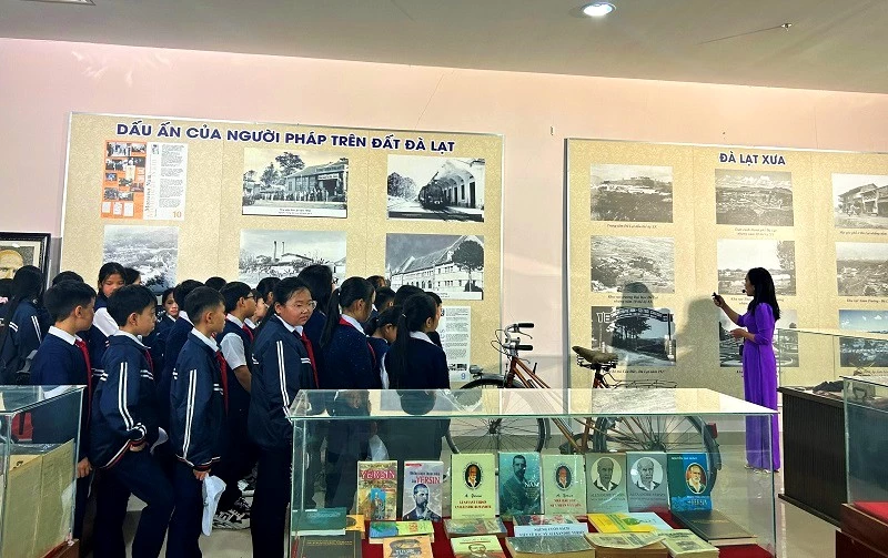 Các em học sinh trên địa bàn TP Đà Lạt tham quan triển lãm.