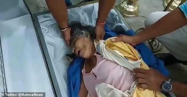 Khoảnh khắc bà lão sống dậy sau khi bệnh viện tuyên bố đã chết