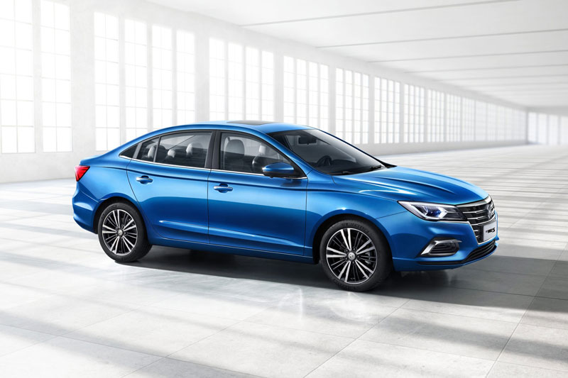 Đối thủ cùng phân khúc với Kia K3, Toyota Corolla Altis ra mắt tại Việt Nam, giá từ 399 triệu đồng