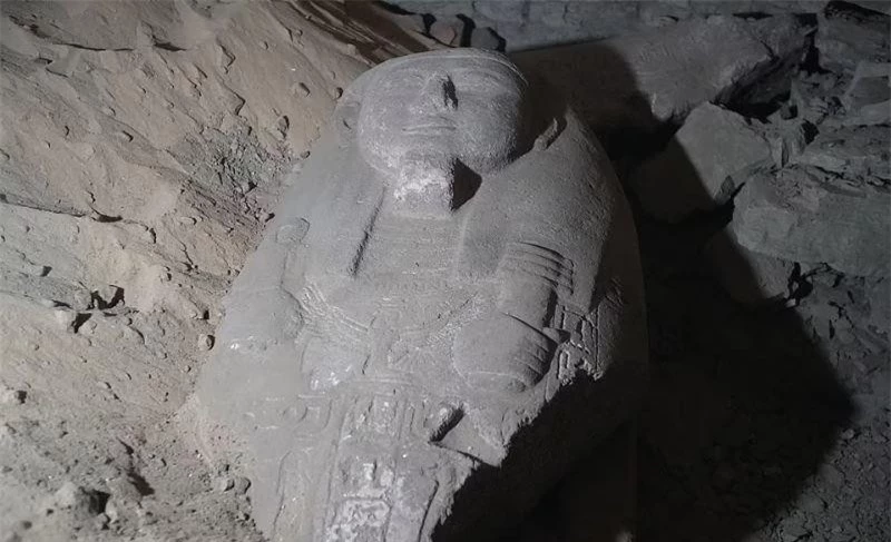Quan tài bằng đá granit màu hồng của Ptah-em-wia, một quý tộc Ai Cập cao cấp đã được tìm thấy trong một ngôi mộ cổ gần Cairo. Ảnh: Daily Mail. ảnh 1