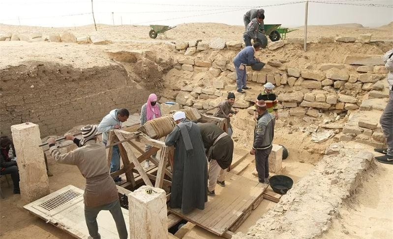 Nhóm nghiên cứu xuống hầm chôn cất bằng cách ngồi trong một chiếc xô kim loại lớn, vận hành lên xuống bằng tay. Ảnh: Daily Mail. ảnh 2