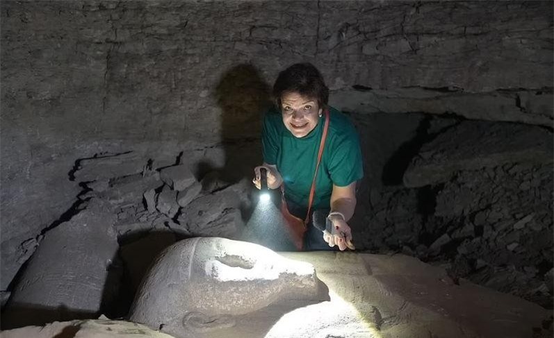 Giáo sư Ola El Aguizy, người đã phát hiện ra cỗ quan tài ở Saqqar. Ảnh: Daily Mail. ảnh 3