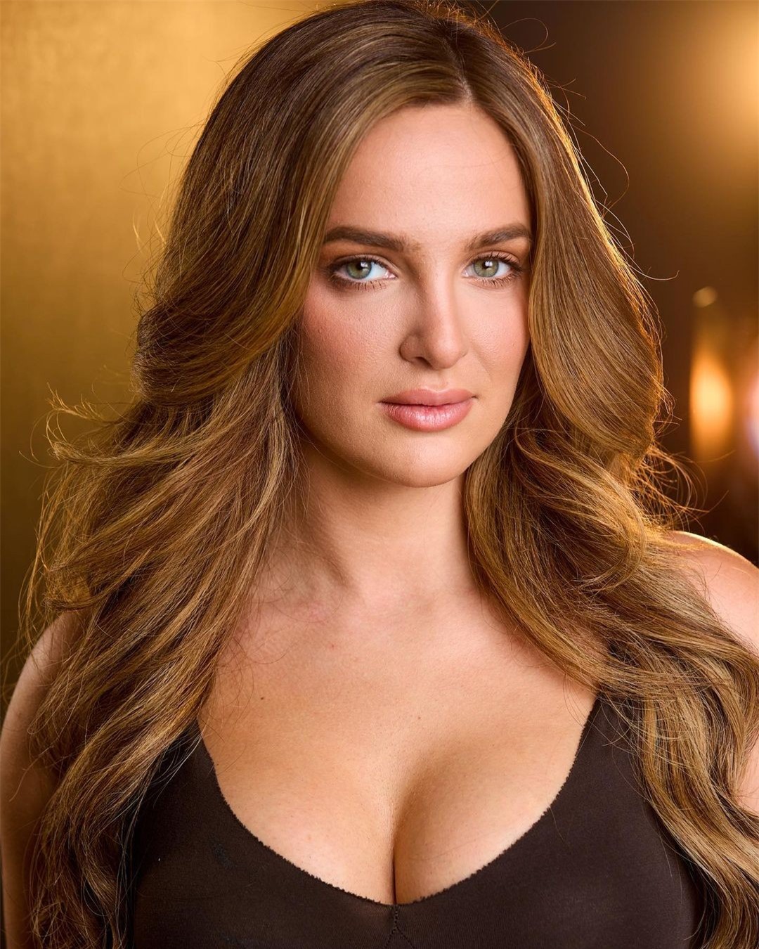 Chân dung người đẹp song tính sang Việt Nam thi Hoa hậu Hòa bình ảnh 1