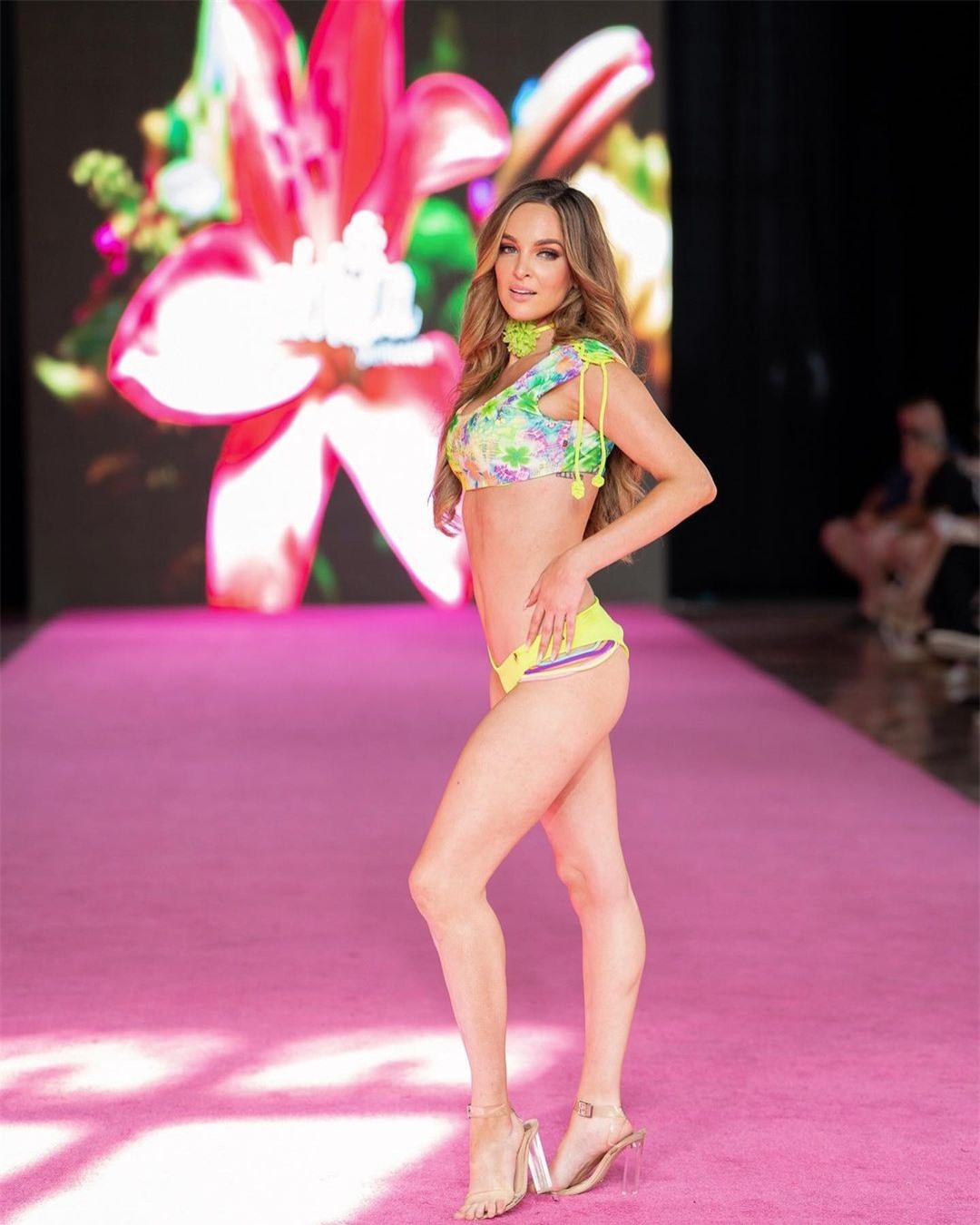 Chân dung người đẹp song tính sang Việt Nam thi Hoa hậu Hòa bình ảnh 18