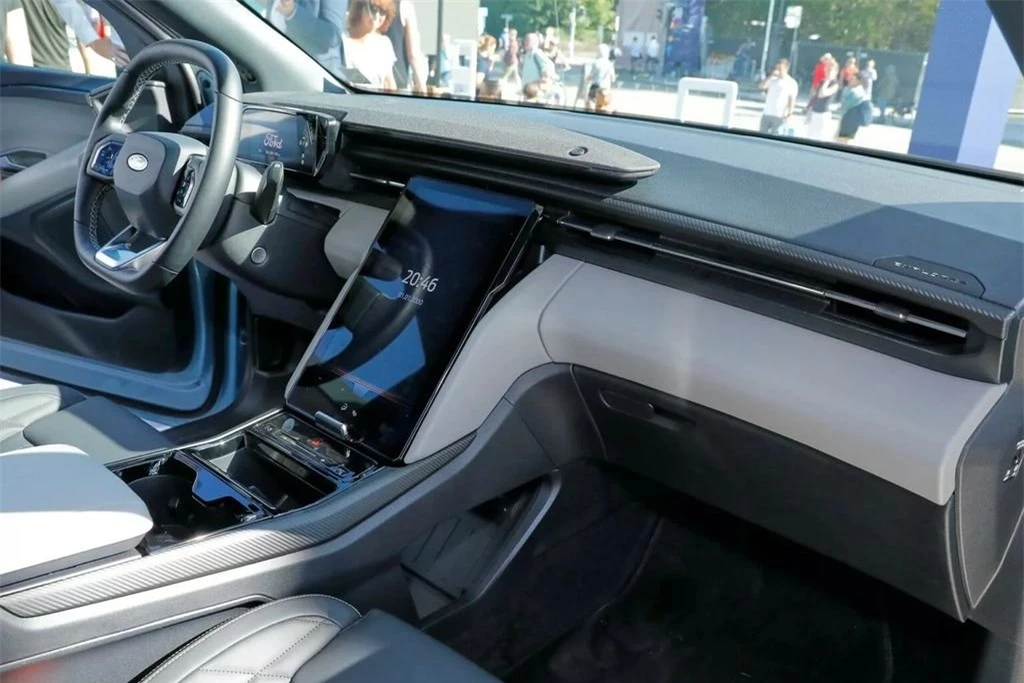 SUV điện Ford Explorer chính thức ra mắt, giá gần 1,2 tỷ đồng - Ảnh 4.