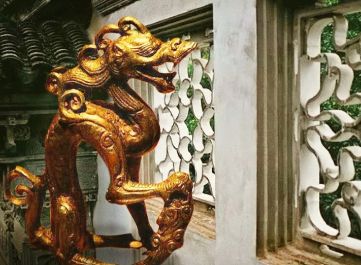 Người nông dân đào được 'miếng sắt' hình rồng, mỗi đêm đều nghe thấy tiếng kêu rên kỳ lạ - Đây là thứ gì?