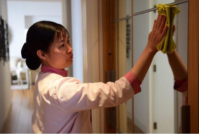 Mẹ chồng dẫn cô giúp việc mới về nhà, vừa nhìn thấy tôi hoảng sợ run người