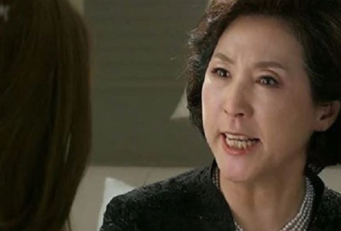 Mẹ chồng nổi giận khi con dâu tặng quà sinh nhật