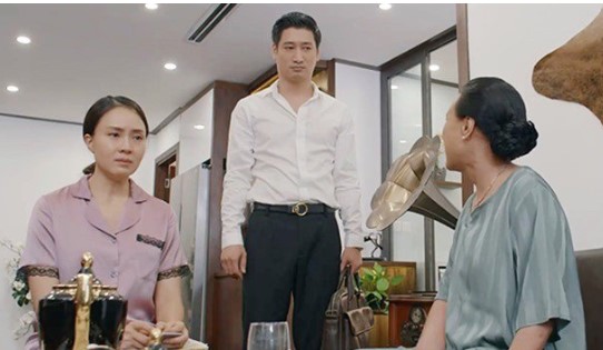 Đang tắm mẹ chồng đập cửa ầm ầm, nàng dâu bực mình cằn nhằn rồi cúi mặt vì ngượng