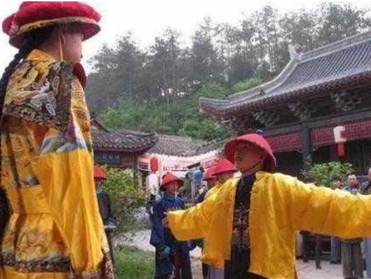 Hòa Thân sung sướng khoe Kỷ Hiểu Lam được vua ban cho "áo miễn tội chết” - Chiếc áo như vậy có tồn tại?