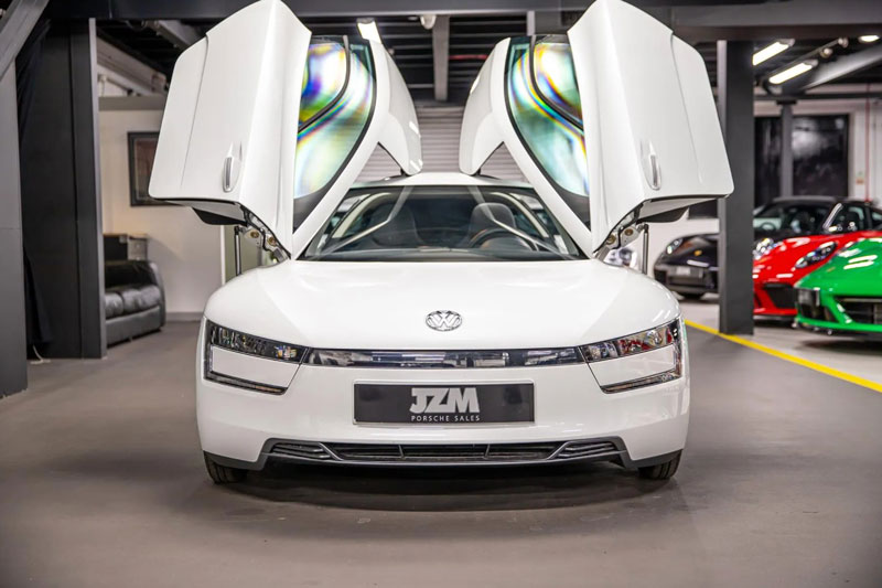 Mẫu xe tiết kiệm nhiên liệu nhất thế giới: 0,9L/100km, cửa mở cánh chim như siêu xe, "chém gió" tốt hơn Tesla