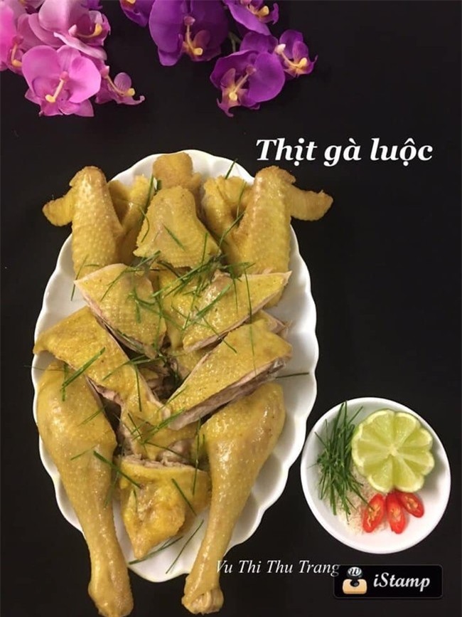 Cách luộc gà ngon đã khó, chặt thịt gà đẹp để không nát còn khó hơn. Nếu không cẩn thận khi chặt, thịt gà sẽ bị nát, tuột da, nhìn mất thẩm mĩ ăn và mất ngon. ảnh 5 Cách luộc gà ngon đã khó, chặt thịt gà đẹp để không nát còn khó hơn. Nếu không cẩn thận khi chặt, thịt gà sẽ bị nát, tuột da, nhìn mất thẩm mĩ ăn và mất ngon. ảnh 5