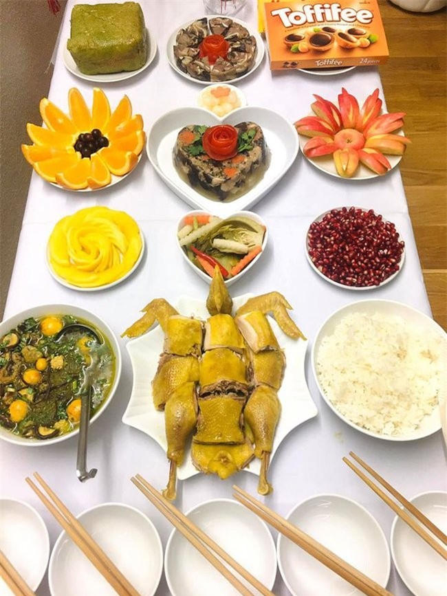 Qua bàn tay khéo léo của chị Thu Trang, đĩa gà được bày biện vô cùng đẹp mắt. ảnh 6 Qua bàn tay khéo léo của chị Thu Trang, đĩa gà được bày biện vô cùng đẹp mắt. ảnh 6
