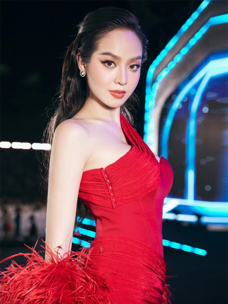 Hoa hậu đẹp nhất nhì Đà thành phối đồ đơn sắc đỉnh cao, bám sát xu hướng Quiet Luxury - 1