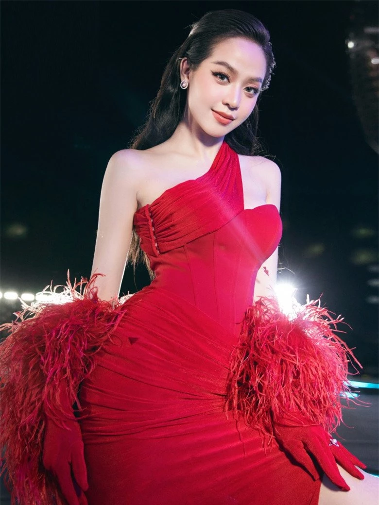 Hoa hậu đẹp nhất nhì Đà thành phối đồ đơn sắc đỉnh cao, bám sát xu hướng Quiet Luxury - 3