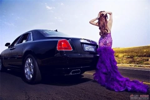 Mỹ nữ kiêu sa bên Rolls Royce Ghost ảnh 14