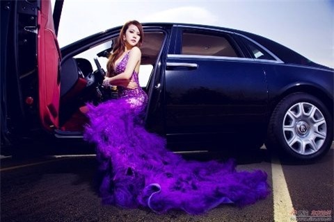 Mỹ nữ kiêu sa bên Rolls Royce Ghost ảnh 4