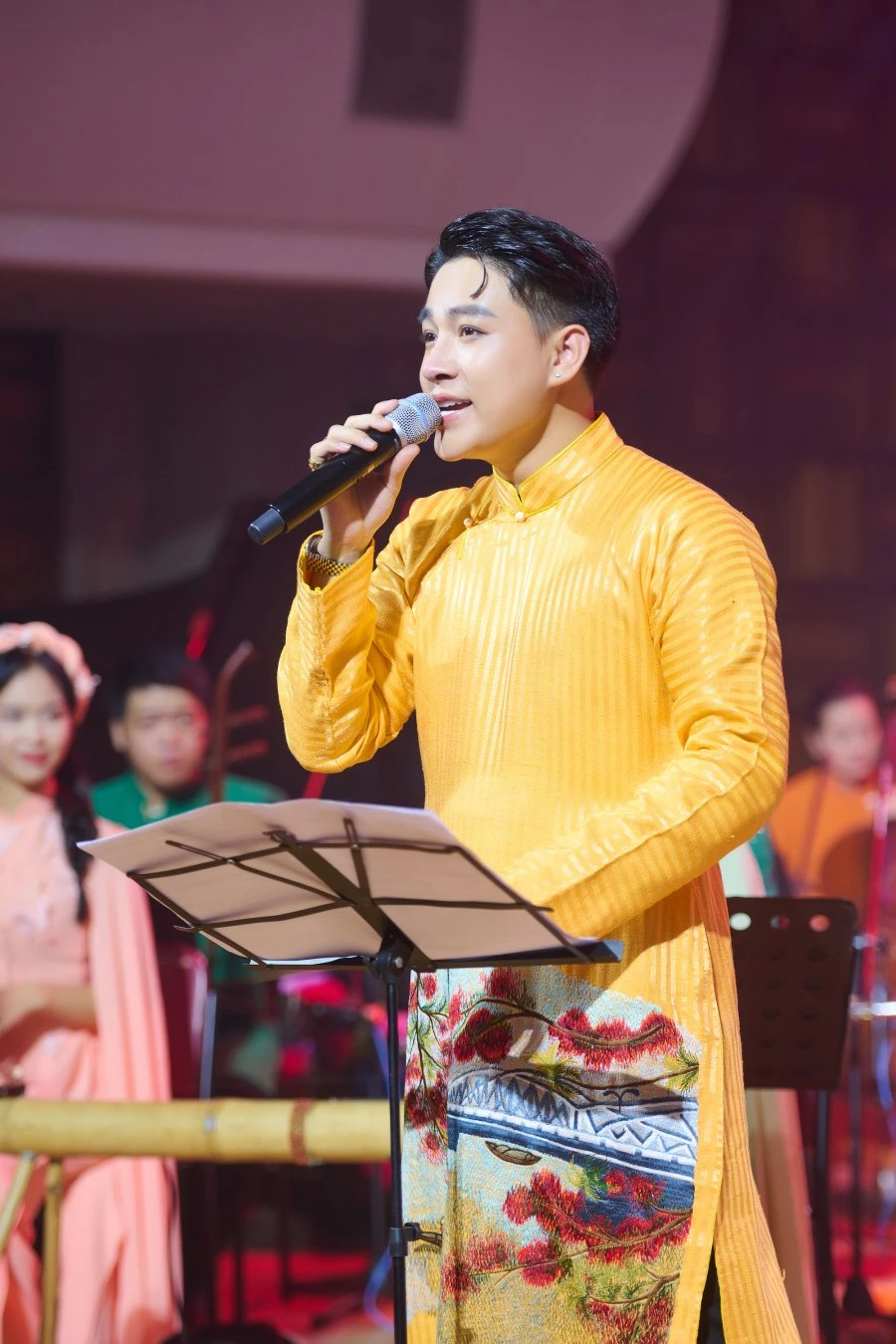 Trần Tùng Anh hát live trong sự kiện ra mắt album "Núi Hát". 