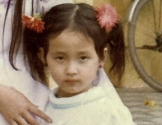 Hoa hậu nổi tiếng là "đại gia tự thân" tung ảnh thời bé, gương mặt đã có sẵn nét