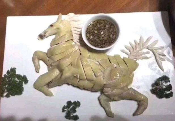 Đỉnh cao chặt thịt gà xếp nguyên con khiến dân mạng tròn mắt