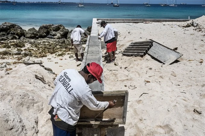 Người dân xây dựng một bức tường biển ở Majuro, Quần đảo Marshall, vào tháng 4/2019 (Ảnh: CNN).