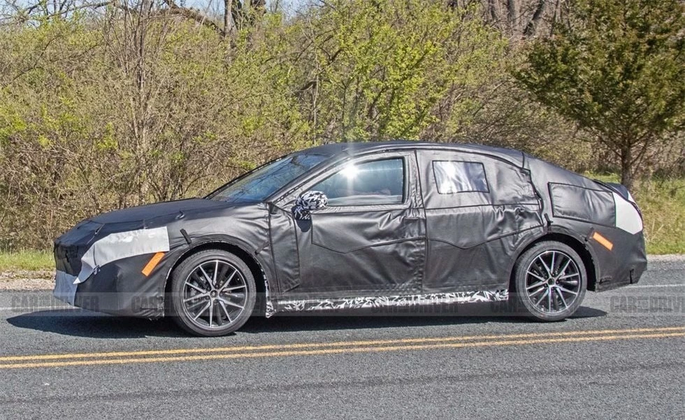 2025-toyota-camry-spied-side-646