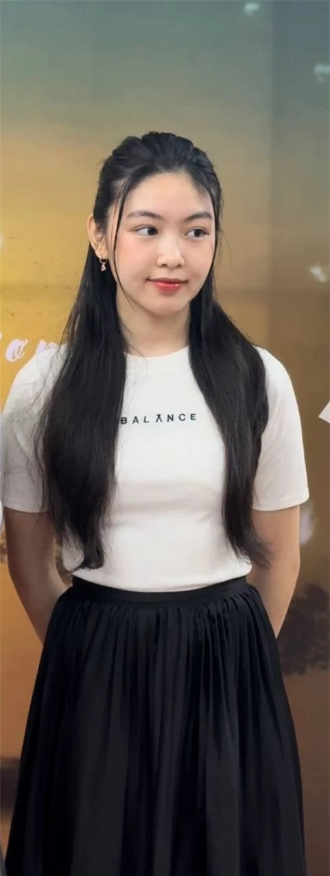 Lọ Lem (tên thật là Mai Thảo Linh, 18 tuổi), con gái đầu của nam MC Quyền Linh