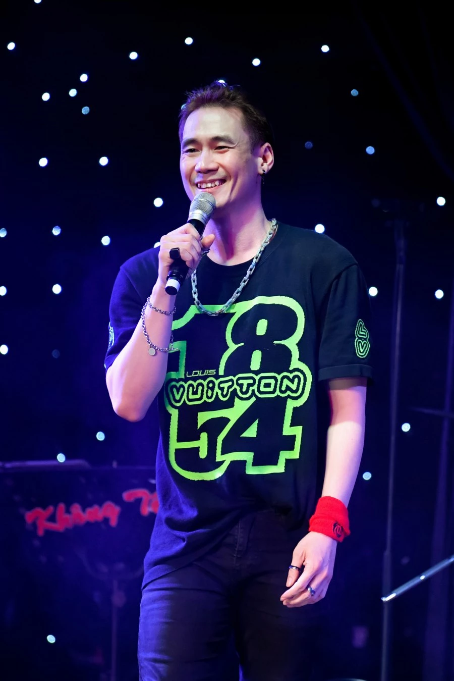 Ảnh 3: Ca sĩ Khánh Phương ăn mặc giản dị, bất ngờ xuất hiện tại đêm nhạc và ủng hộ 20 triệu đồng