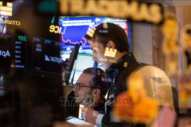 Chứng khoán Âu - Mỹ đột ngột chuyển hướng sau thông tin mới