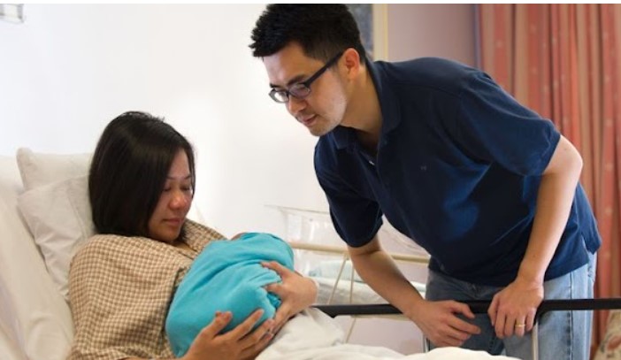 Bán đất chữa bệnh cho con trai, vô tình nghe cuộc gọi của vợ mới biết không phải máu mủ mình