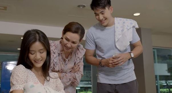 Tôi vừa sinh xong chồng run run bế con lật tã xem rồi reo lên: "May quá không giống anh!"