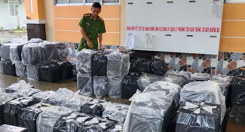 Kiên Giang: Bắt đối tượng vận chuyển 25 ngàn gói thuốc lá lậu
