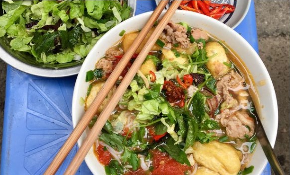 &#xD;&#xA;Kh&#xE1;ch T&#xE2;y t&#x1EA5;m t&#x1EAF;c khen m&#xF3;n &#x103;n quen thu&#x1ED9;c c&#x1EE7;a ng&#x1B0;&#x1EDD;i Vi&#x1EC7;t: &#x110;&#x1EEB;ng ch&#x1EC9; v&#xEC; ph&#x1EDF; m&#xE0; b&#x1ECF; l&#x1EE1;!