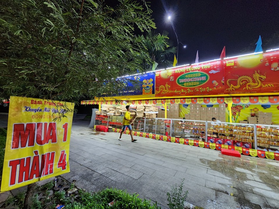 Bánh Trung thu "mua 1 thành 4": Nhà sản xuất và người bán vẫn lời khủng?