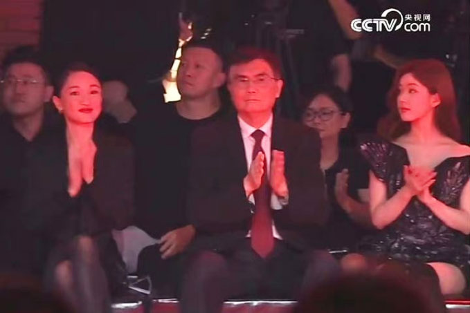 Triệu Lộ Tư lần đầu chung khung hình với Châu Tấn, thần thái ra sao mà bị chê kém xa nàng “đại Hoa đán”?