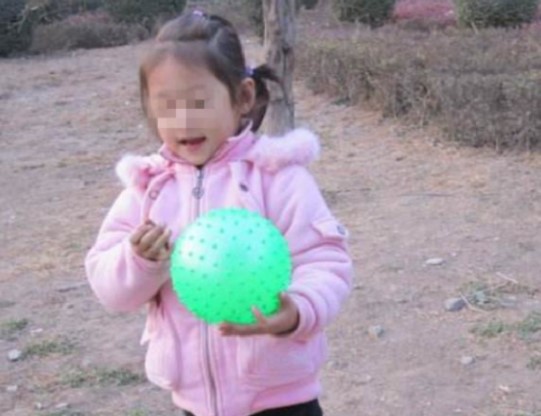 Thấy khách lạ đến nhà chơi, anh chồng liền đưa con gái 5 tuổi đi xét nghiệm ADN và cái kết