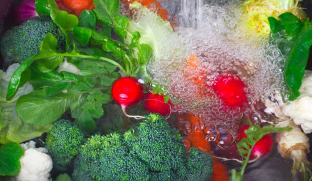 Ăn phải rau củ nhiễm hóa chất có thể gây ngộ độc thậm chí là ung thư: Cách để ngâm rửa rau, hoa quả sạch thuốc trừ sâu, dư lượng kháng sinh