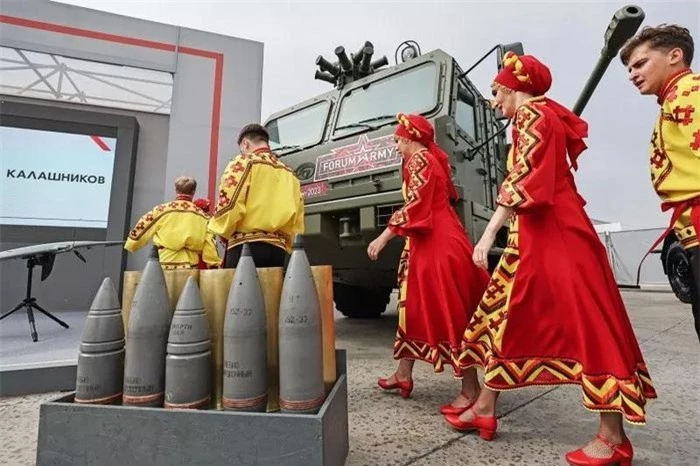Sau khi kết thúc Diễn đàn Kỹ thuật quân sự quốc tế Army-2023, Bộ Quốc phòng Nga đã chính thức ký hợp đồng sản xuất hàng loạt pháo tự hành bánh lốp 2S43 Malva để trang bị cho các đơn vị chiến đấu.