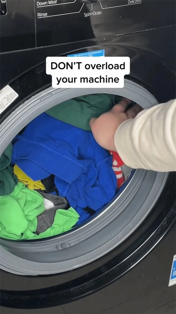 Đừng làm 3 điều sau đây khi dùng máy giặt, thiết bị vừa nhanh hỏng, quần áo giặt không sạch, không thơm - Ảnh 2.
