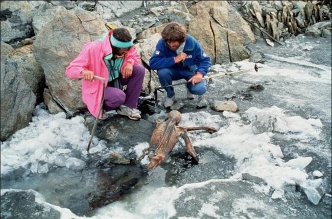 Vào ngày 19/9/1991, trong khi đang tìm đường vượt qua dãy núi Otztal Alps, cặp vợ chồng người Đức Helmut và Erika Simon đã phát hiện ra một xác ướp nằm úp mặt trong lớp tuyết.