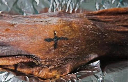 Hình xăm chữ thập trên đầu gối của Người băng Otzi.