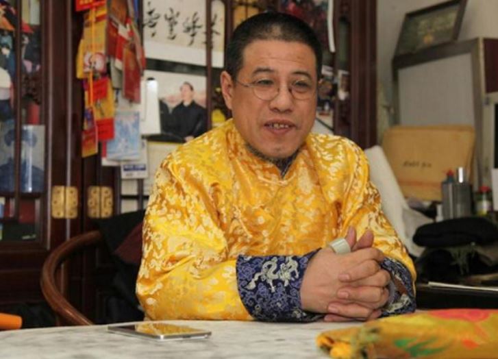 Mang đồ gia truyền đi thẩm định bị yêu cầu giao nộp, người đàn ông thẳng thừng chất vấn: Có biết tôi là ai không?